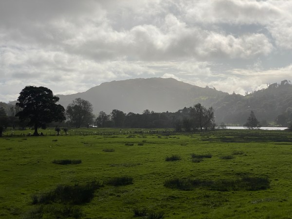 mountain beneath cloudy sky